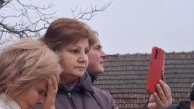 VIDEO Tragedie evitată în ultima clipă. Un șofer de TIR intrat în casa unei bătrâne